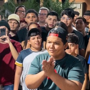 ¡FARMEANDO AURA! LA NUEVA MODA QUE SE HA HECHO VIRAL ENTRE LOS JÓVENES