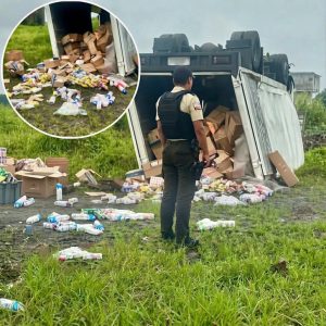 CAMIÓN QUE TRANSPORTABA PRODUCTOS LÁCTEOS SE VOLCÓ EN LA VÍA VENTANAS–PUEBLOVIEJO