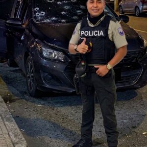 MÁS DE 60 DISPAROS ACABARON CON LA VIDA DE UN JOVEN POLICÍA QUE TRABAJABA COMO TAXI AMIGO EN GUAYAQUIL