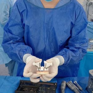 EL TALENTO ECUATORIANO QUE CONVIERTE TECNOLOGÍA EN SOLUCIONES MÉDICAS PARA CIRUGÍAS COMPLEJAS