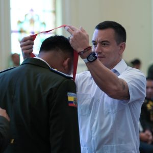 POLICÍAS RECIBEN CONDECORACIÓN PRESIDENCIAL TRAS RESCATAR A CONDUCTOR SECUESTRADO Y APREHENDER A TRES SOSPECHOSOS